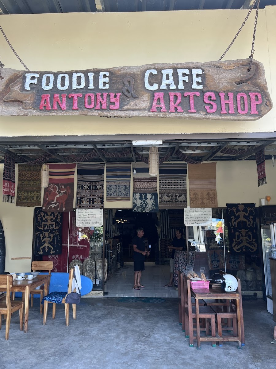 Cafe Foodie & Art Shop